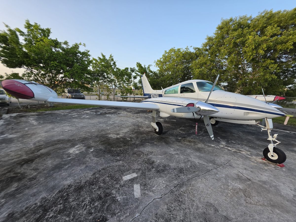 Cessna 310L 1967 N2265F tres cuartos