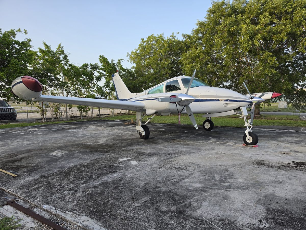 Cessna 310L foto 2