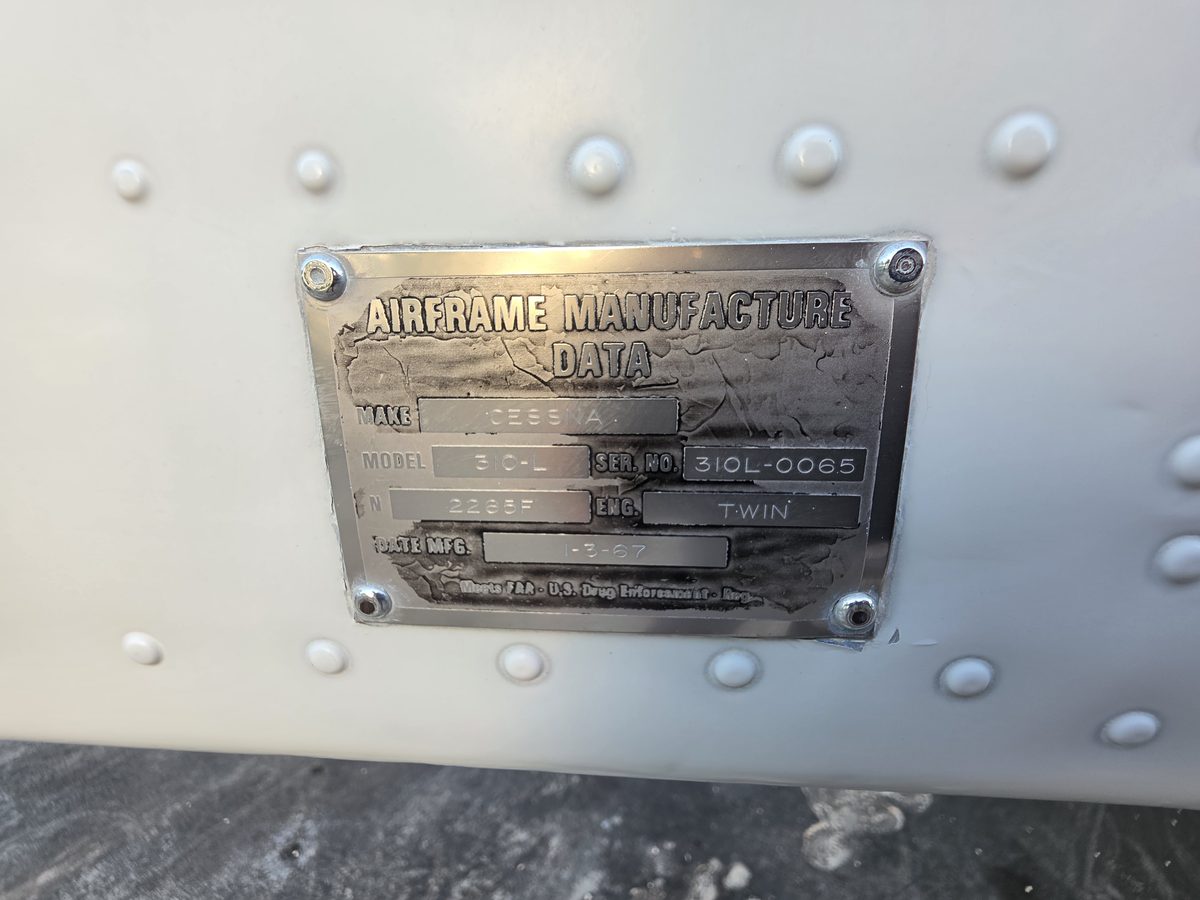 Placa de datos Cessna 310L