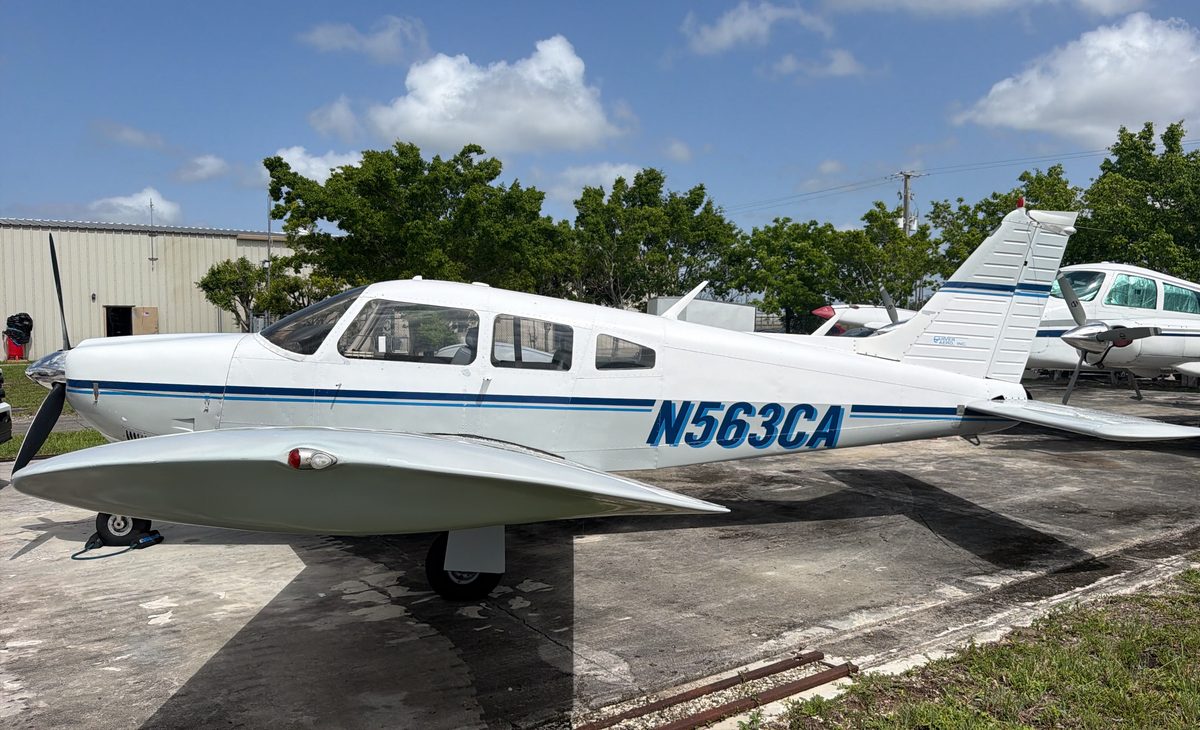 Piper Arrow II 1975 N563CA perfil